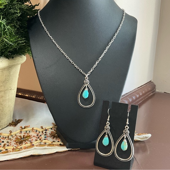 Elegant Silver and Turquoise Jewelry Set - Picture 1 of 6